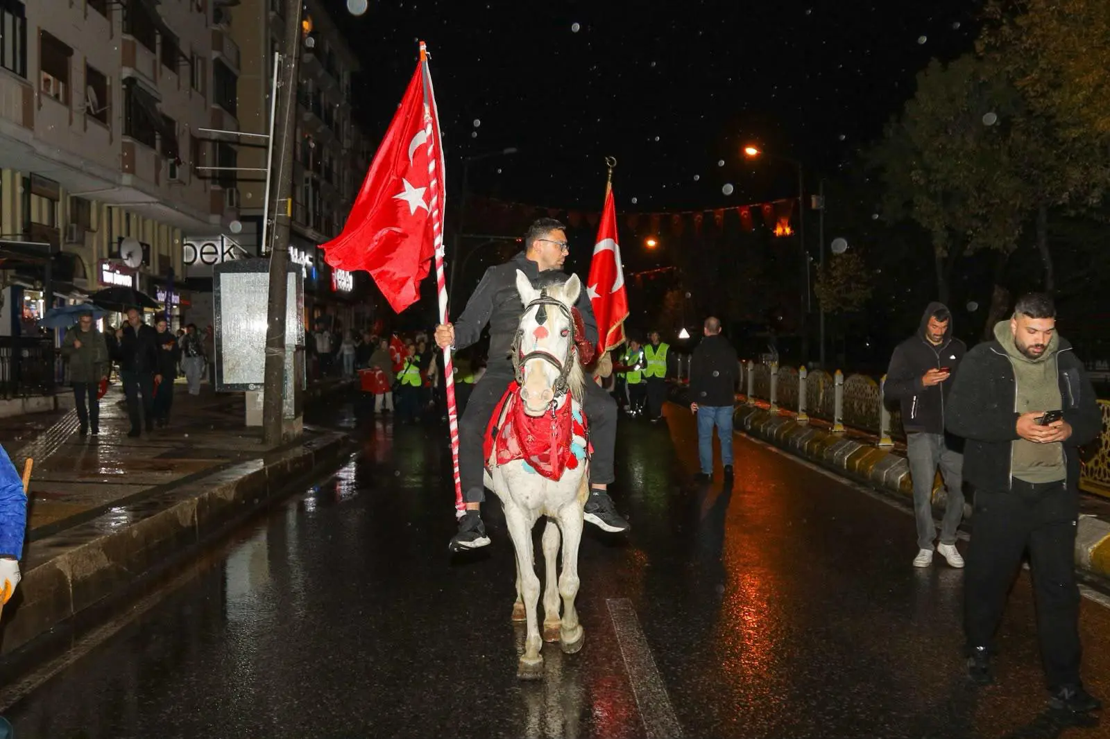 CUMHURİYET COŞKUSU SAĞANAK YAĞIŞA RAĞMEN SOKAKLARA TAŞTI: BİNLERCE EDİRNELİ FENER ALAYI’NDA BULUŞTU galeri görseli
